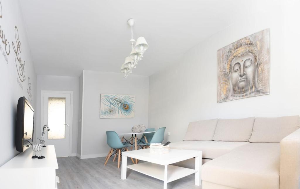 - un salon blanc avec un canapé blanc et une table dans l'établissement Casa Teresa, à Cenes de la Vega