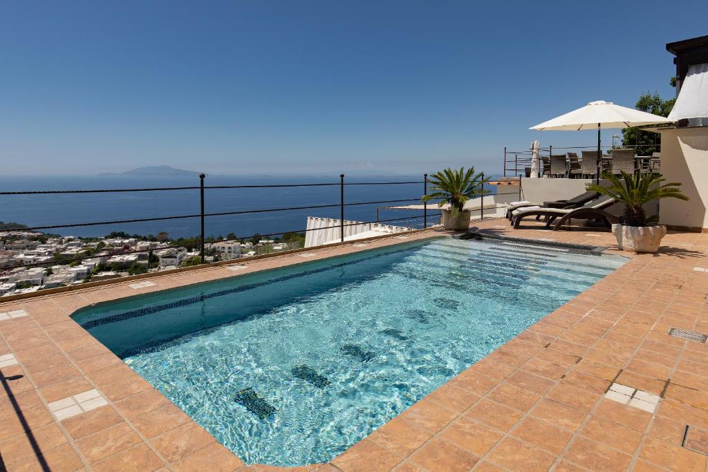 Bazén v ubytování Monte Solaro Bed & Breakfast nebo v jeho okolí