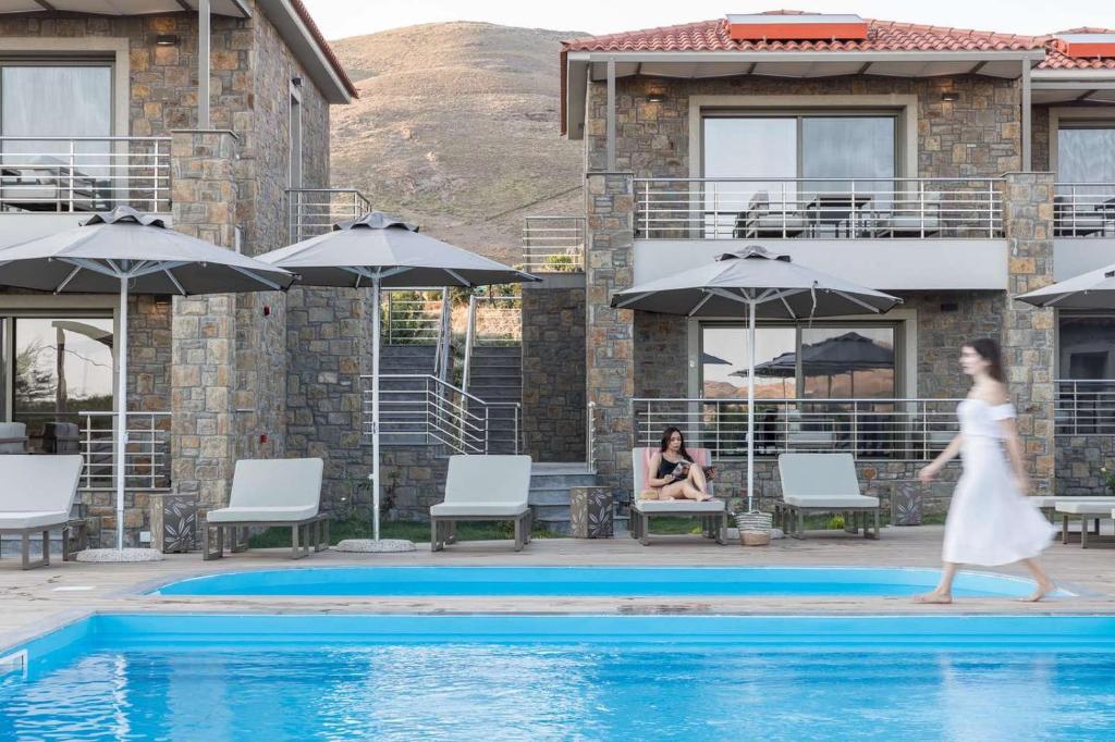 The swimming pool at or close to Costa D' Ifesto