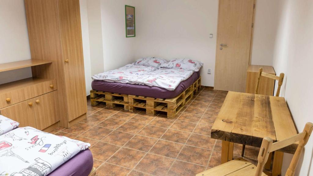 Łóżko lub łóżka w pokoju w obiekcie APARTMÁN CABERNET