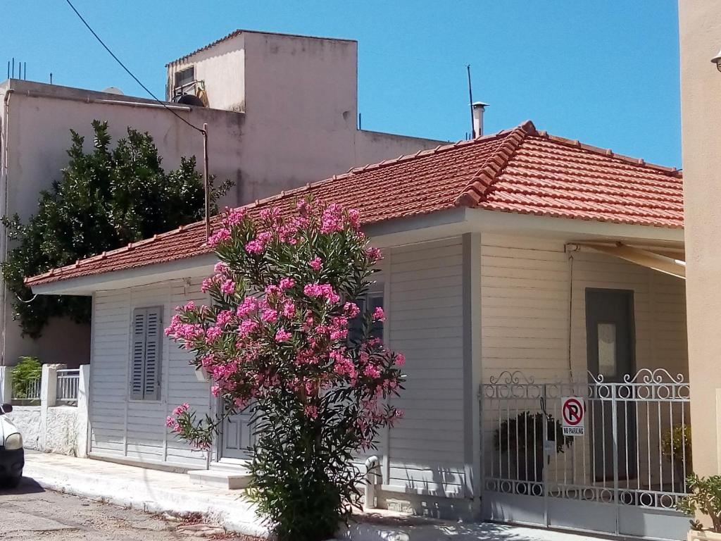 アルゴストリオンにあるCozy House in Argostoliの小さな白い家