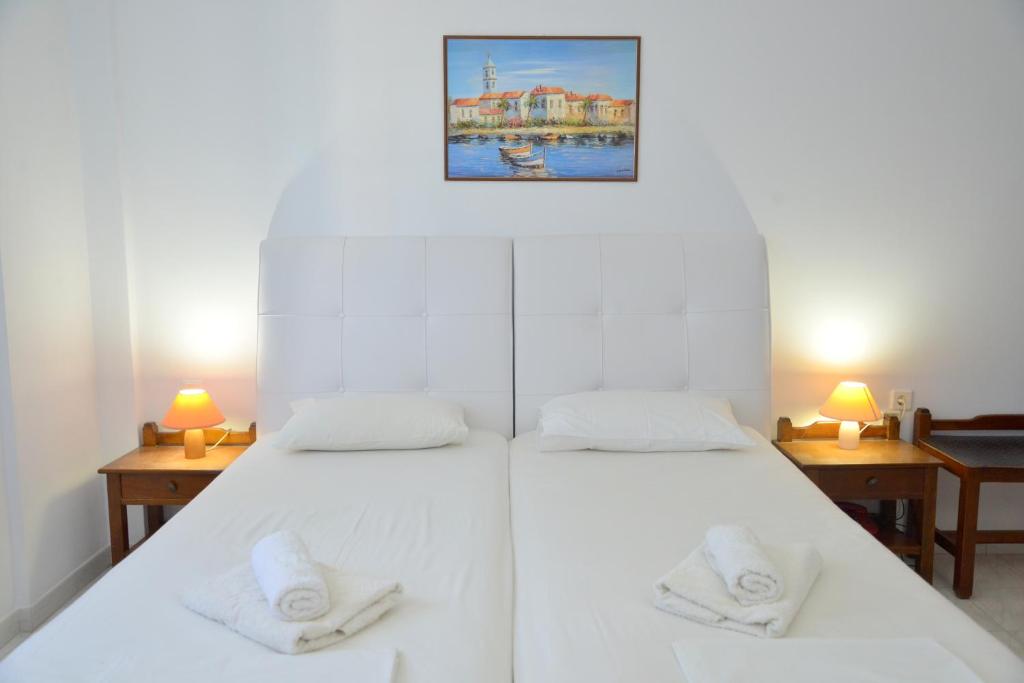 Postel nebo postele na pokoji v ubytování Hotel Apartments Giannis