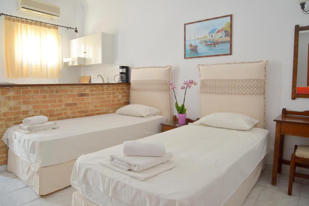 Postel nebo postele na pokoji v ubytování Hotel Apartments Giannis