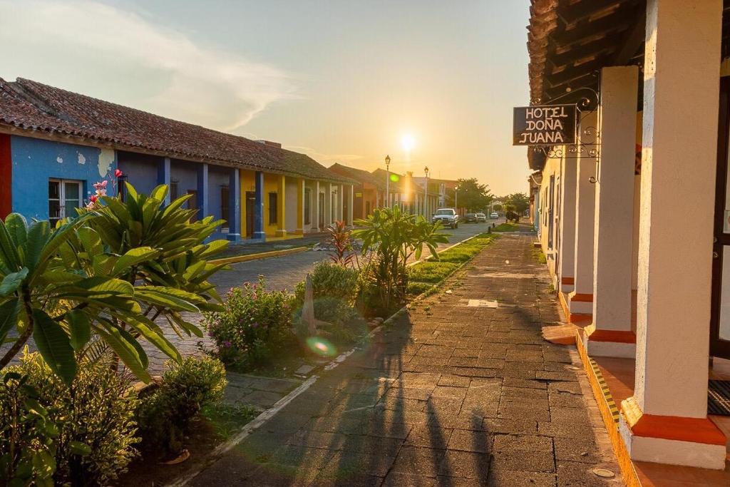 a street in a town with a sign that reads hotel gain at Hotel Doña Juana in Tlacotalpan