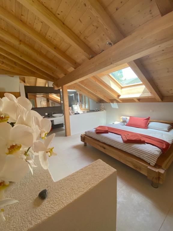a bedroom with a bed in a room with a window at Pegasus in Zweisimmen