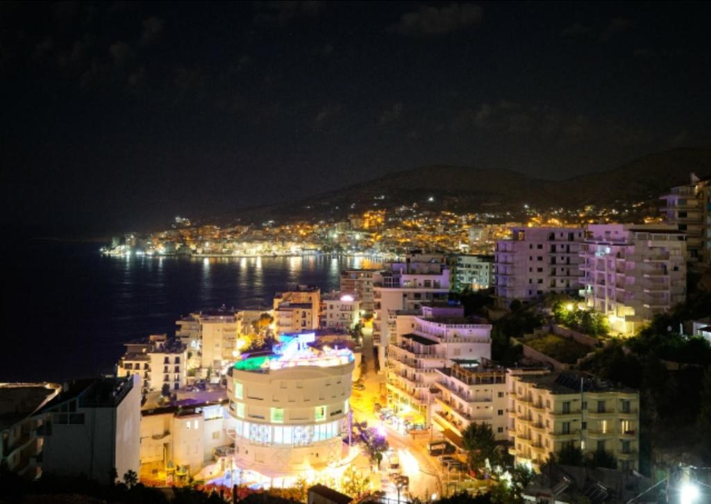 - Vistas a la ciudad por la noche con luces en Apartments Saranda, en Sarandë