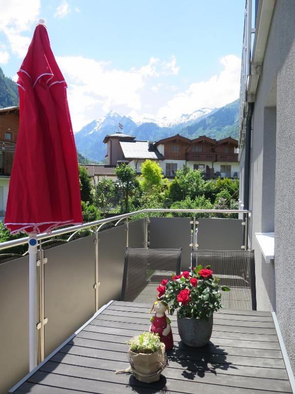 A general mountain view or a mountain view taken from Az apartmant