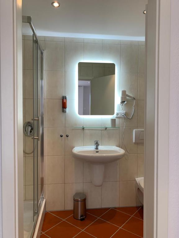 Koupelna v ubytování HGH - Hotel Garni Helbig
