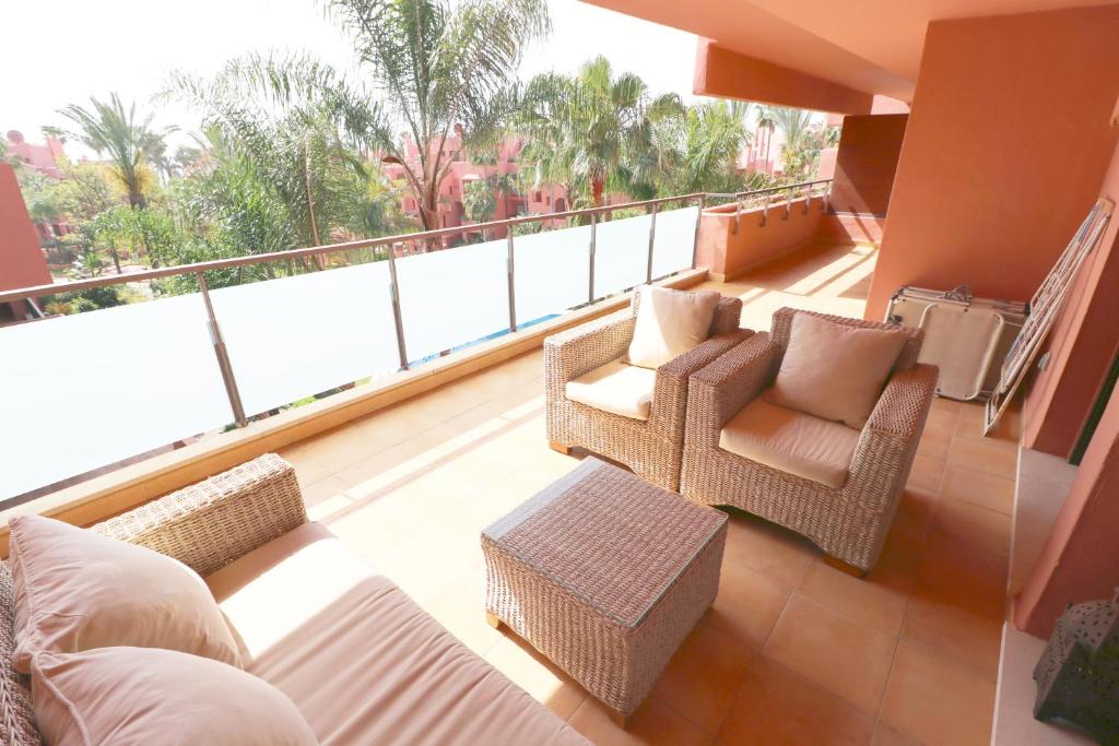 Posezení v ubytování Salinas. Apartment for 4. Terrace/Parking/Pools/Gym/4mins beach