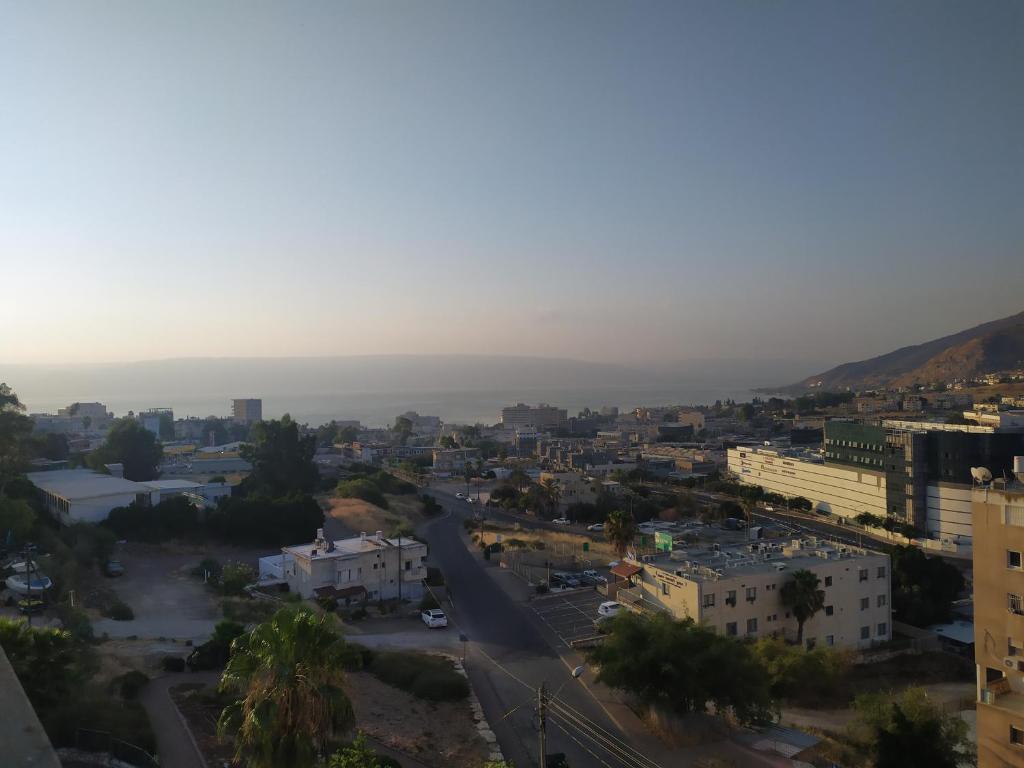 eine Luftansicht einer Stadt mit Meerblick im Hintergrund in der Unterkunft Lake Resort in Tiberias