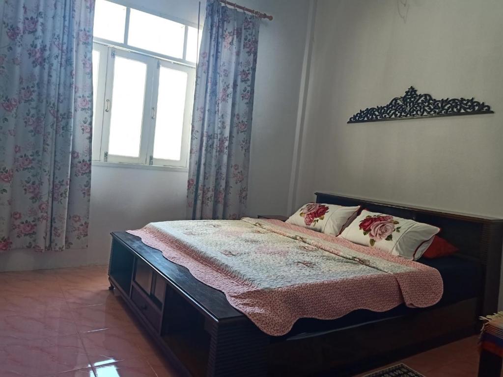 Postel nebo postele na pokoji v ubytování โรสชาเลต์ Rose Chalet