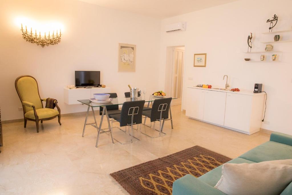 Televízia a/alebo spoločenská miestnosť v ubytovaní Residenza Lago