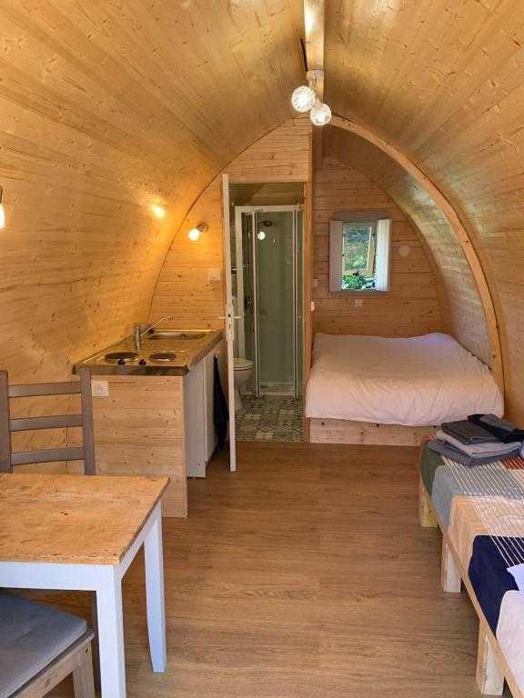 um quarto com uma cama e uma secretária num camarote em Hébergement insolite homes d Opale em Saint-Martin-Boulogne