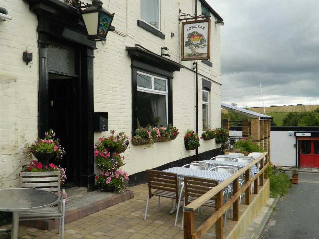 uma mesa e cadeiras fora de um edifício em The Royal Oak em Lanchester