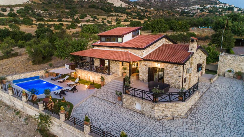 una vista aérea de una casa con piscina en Lefkara Villa, en Kato Lefkara