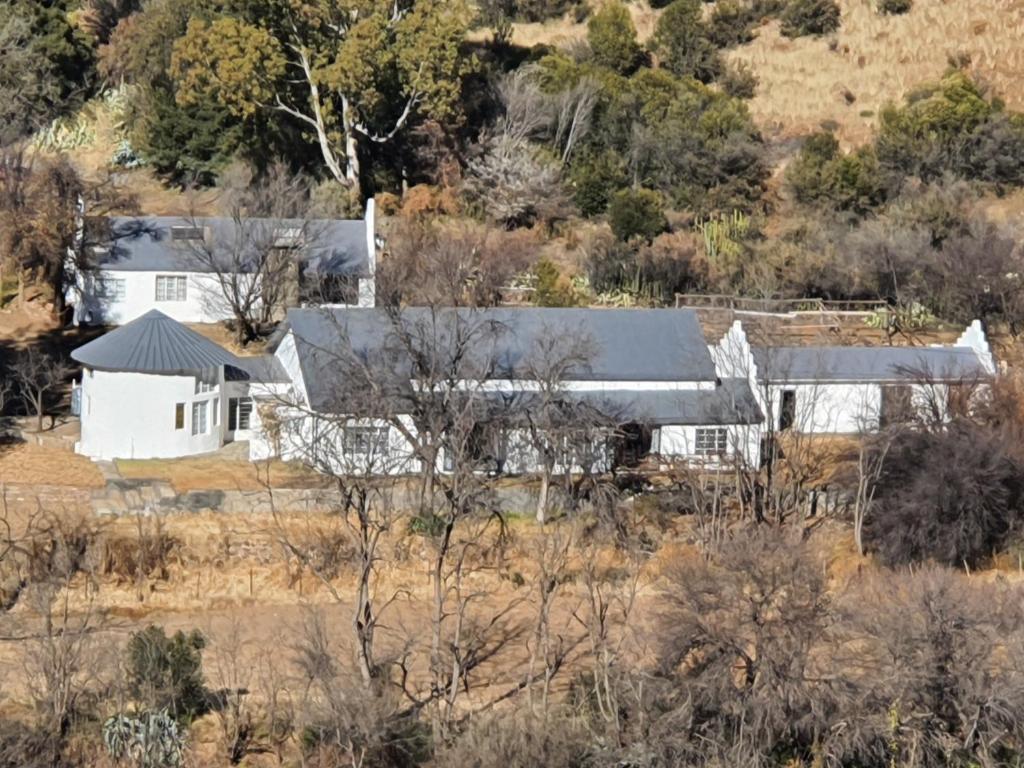 una vista aerea di una casa bianca in un campo di Diepkloof eco Guest Farm a Burgersdorp