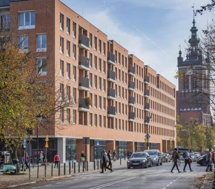 Hotel Apartament rodzinny, a group of people crossing a street in front of a building at Apartament rodzinny in Gdańsk