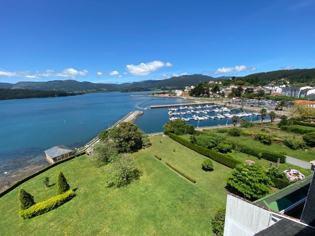 Luftblick auf einen Fluss mit Booten im Wasser in der Unterkunft apartamento con vistas al mar y la montaña in Ortigueira