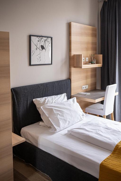 Postel nebo postele na pokoji v ubytování Hotel Stadthaus