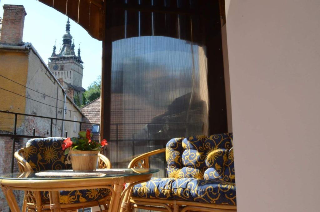 シギショアラにあるCitadel Residenceのバルコニー(テーブル、椅子付)、窓が備わります。
