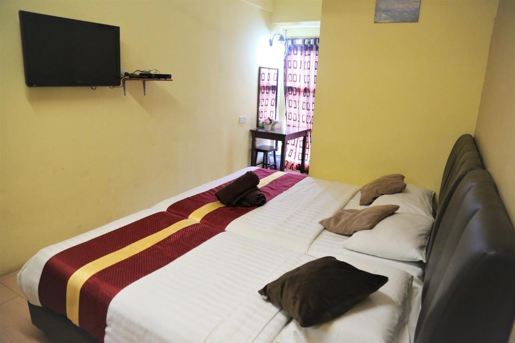 A bed or beds in a room at Camlodge Budget Hotel