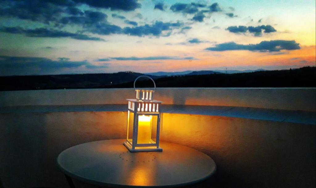 una linterna sentada sobre una mesa al atardecer en Torre Camarda, en Bernalda