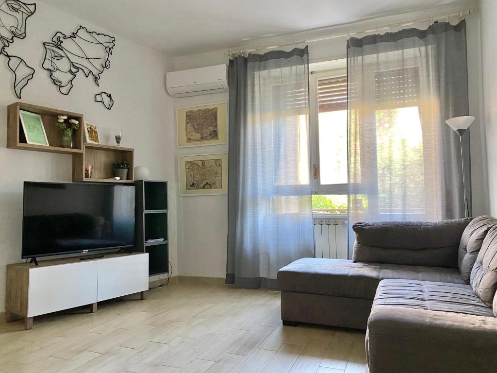 een woonkamer met een bank en een flatscreen-tv bij TwelveHolly apartment in Florence