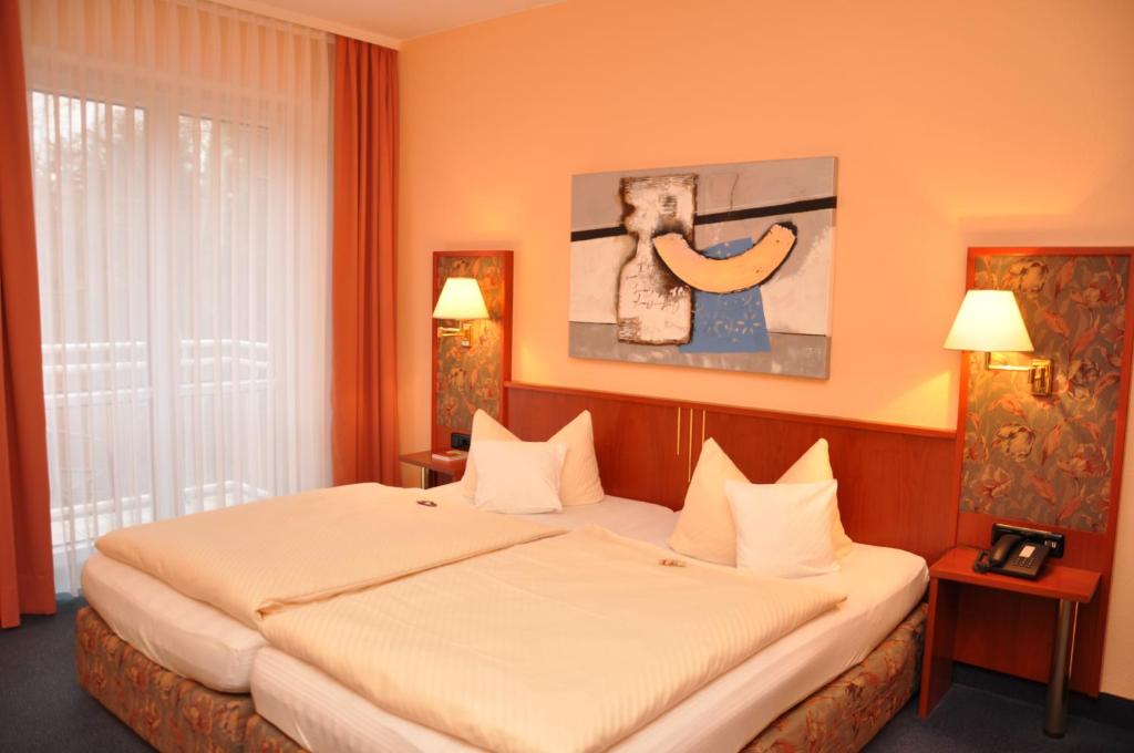 Postel nebo postele na pokoji v ubytování AltstadtHotel an der Werra