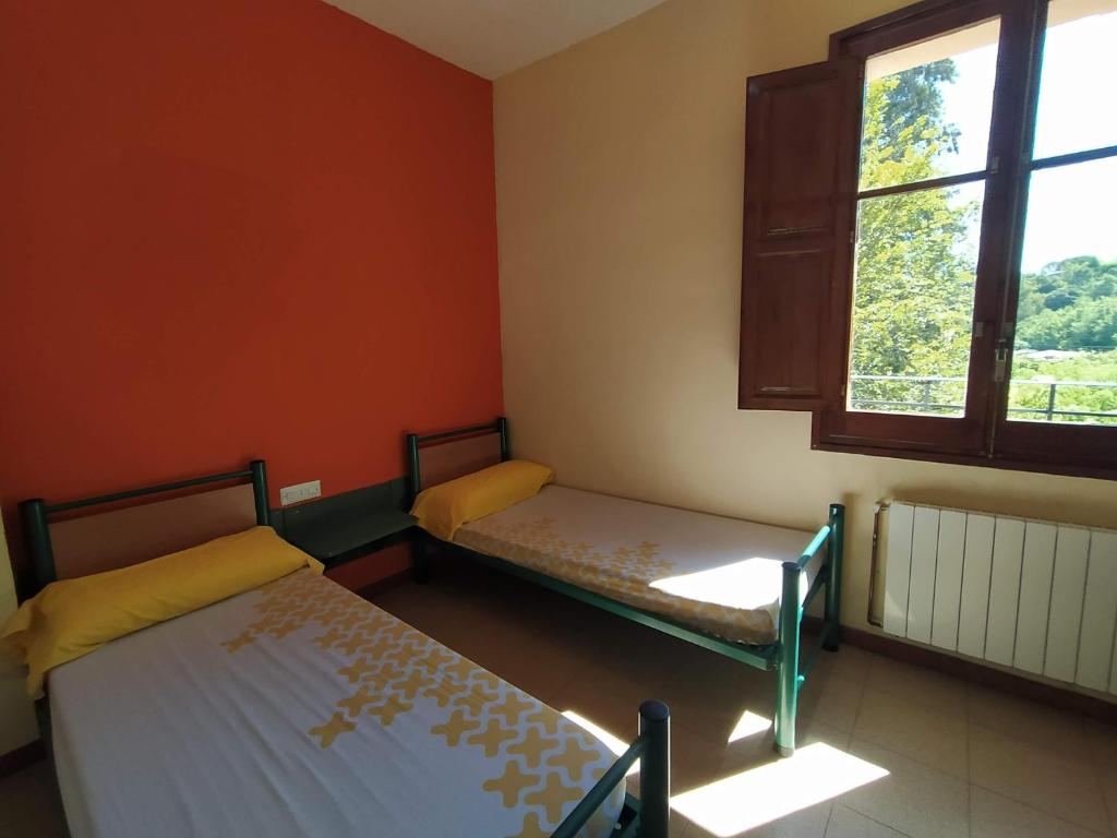 a room with two beds and a window at L'Espluga de Francolí Xanascat in Espluga de Francolí