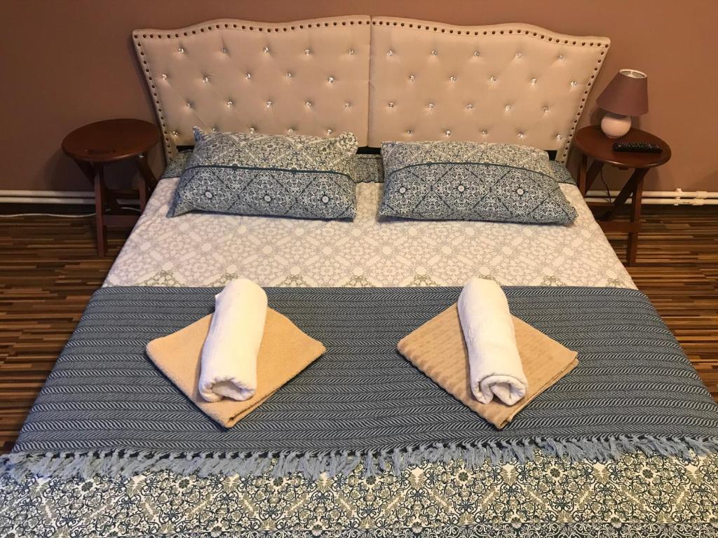 1 cama con 2 toallas y almohadas en La Eluța Cazino en Constanza