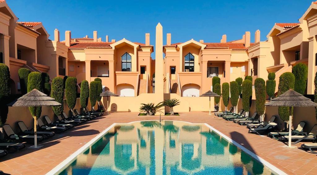 Πισίνα στο ή κοντά στο LUXURY APARTMENT - T2 vue sur piscine - PRAIA DA LUZ