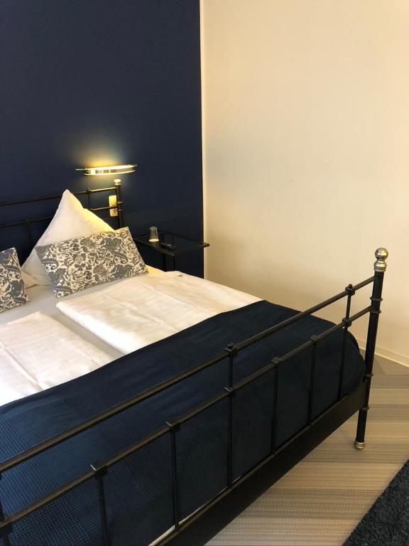 Postel nebo postele na pokoji v ubytování bensons hotel