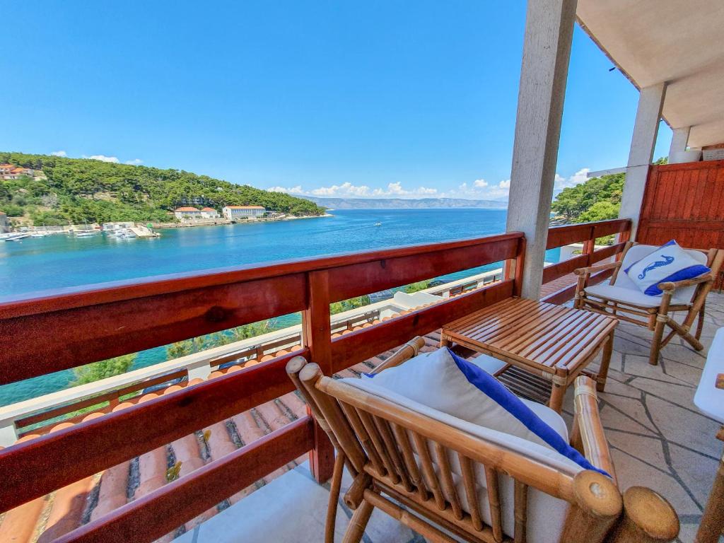 einen Balkon mit Stühlen und Meerblick in der Unterkunft Makjanic Apartment in Jelsa