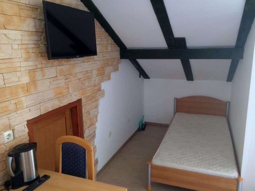 TV a/nebo společenská místnost v ubytování Apartments 30 m from the beach
