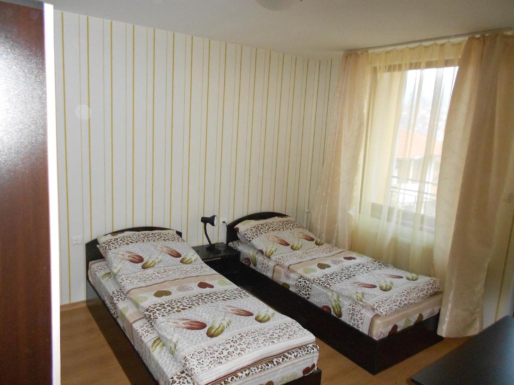Postel nebo postele na pokoji v ubytování Guest House Tsenovi