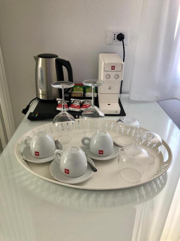Příslušenství pro přípravu čaje a kávy v ubytování Sunrise Rooms