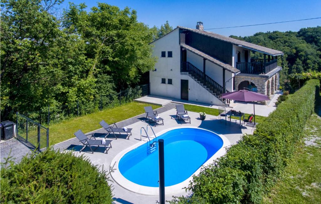 einem externen Blick auf ein Haus mit einem Pool in der Unterkunft 2 Bedroom Amazing Home In Vinica Breg in Vinica