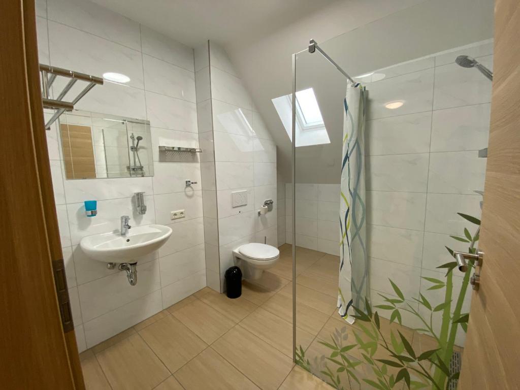 A bathroom at MyHome10 Wiesbaden-Mainz