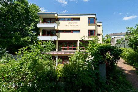 un edificio alto con un cartel en el costado en Central Hotel-Apart München, en Múnich