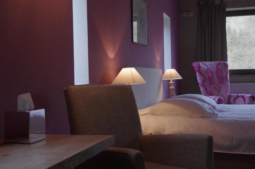 Postel nebo postele na pokoji v ubytování Hostellerie La Claire Fontaine, Logis hôtels & Spa
