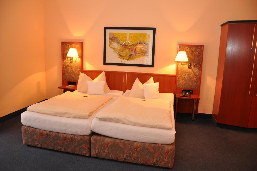 Postel nebo postele na pokoji v ubytování AltstadtHotel an der Werra
