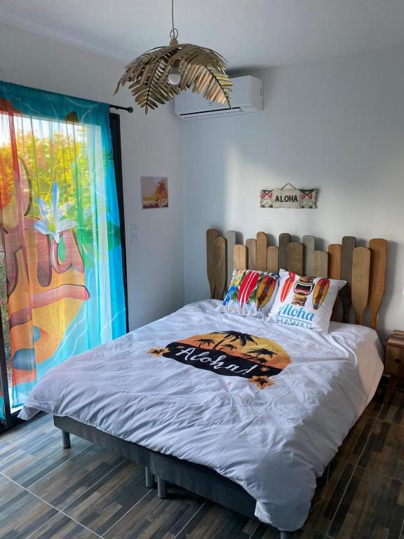 une chambre avec un lit et une fenêtre dans l'établissement ALOHA, à La Grande Motte