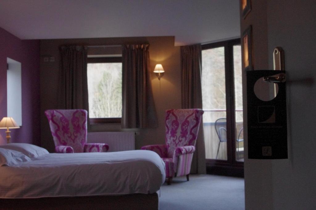 Postel nebo postele na pokoji v ubytování Hostellerie La Claire Fontaine, Logis hôtels & Spa