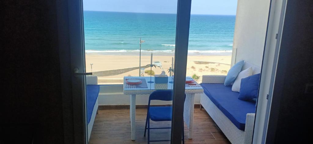 Zimmer mit Balkon und Strandblick in der Unterkunft Appartement résidence Atlantic 1 in Kenitra