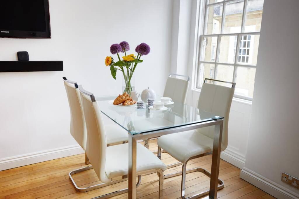 Jack's Place - Stylish Two bedroom Flat with Garden Dining Space