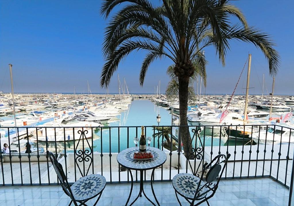 Balkón nebo terasa v ubytování First Line Puerto Banus Harbour, 3 bedroom Luxury Apartment, Marbella