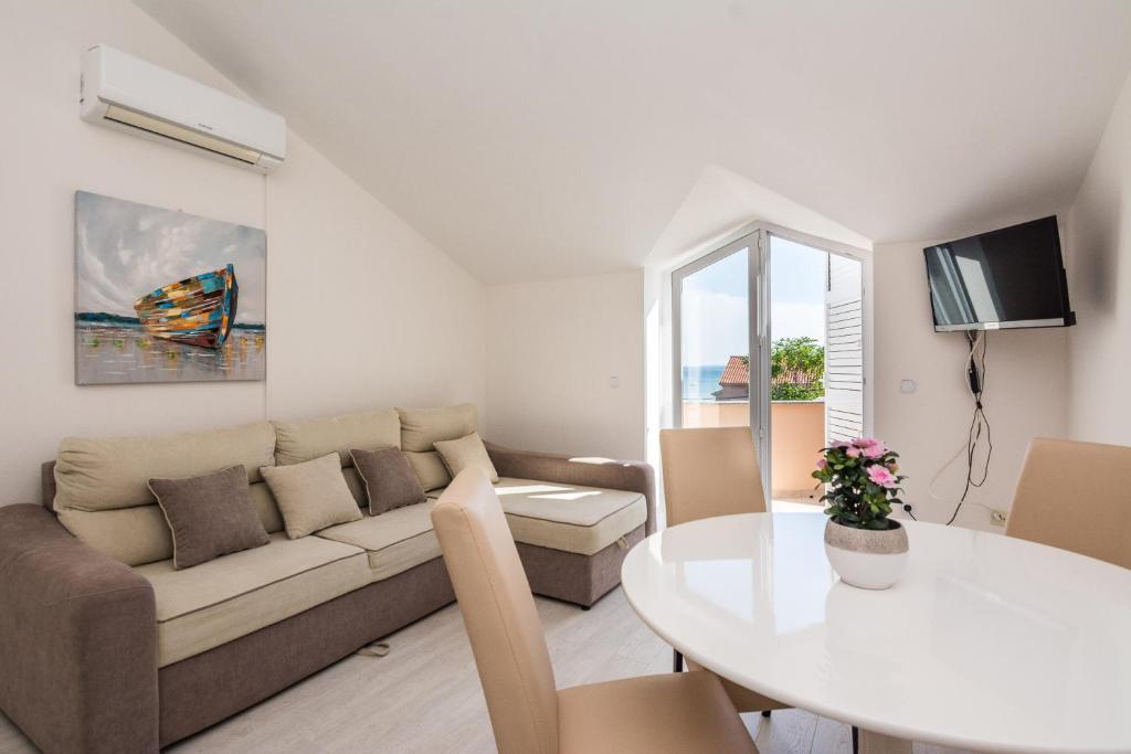 TV a/nebo společenská místnost v ubytování Apartments Medanić - Private Pool