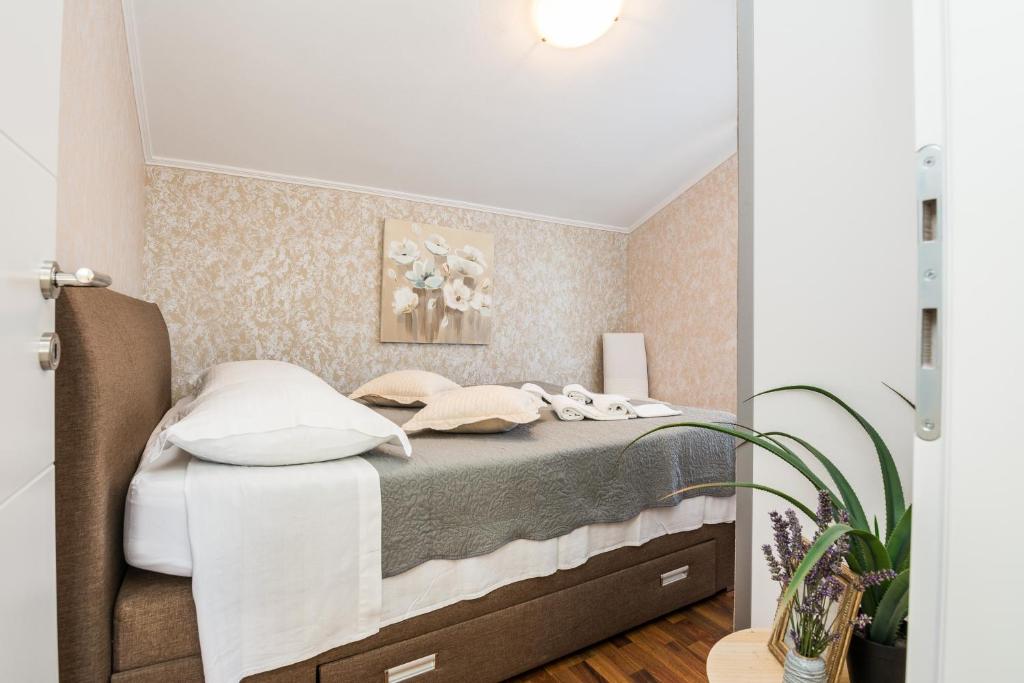 Postel nebo postele na pokoji v ubytování Apartments Medanić - Private Pool
