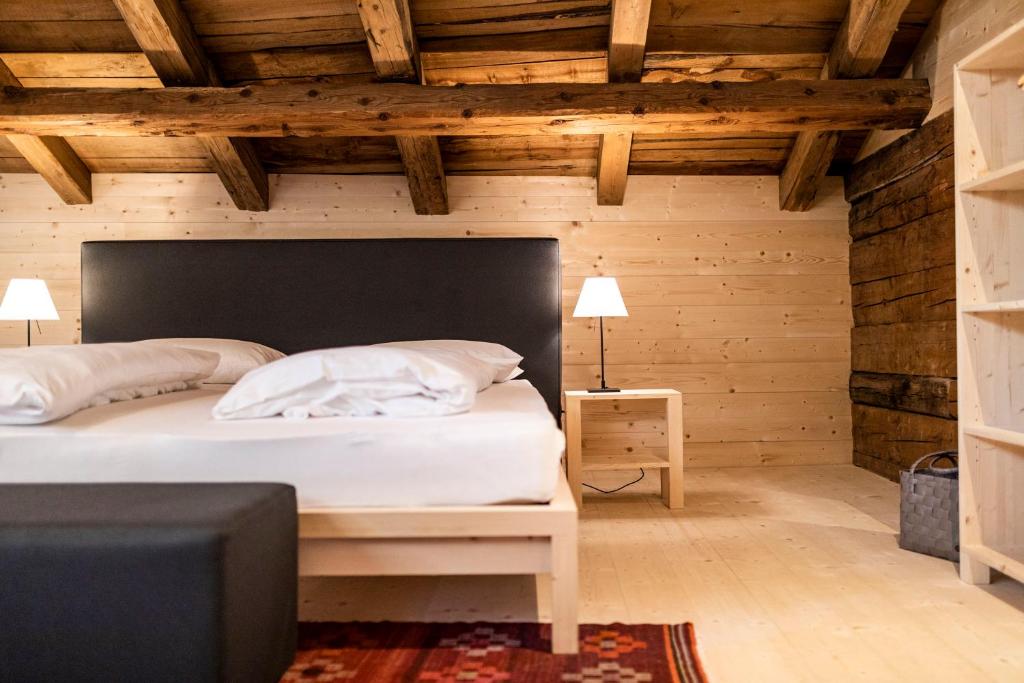 A bed or beds in a room at Hotel Strobl
