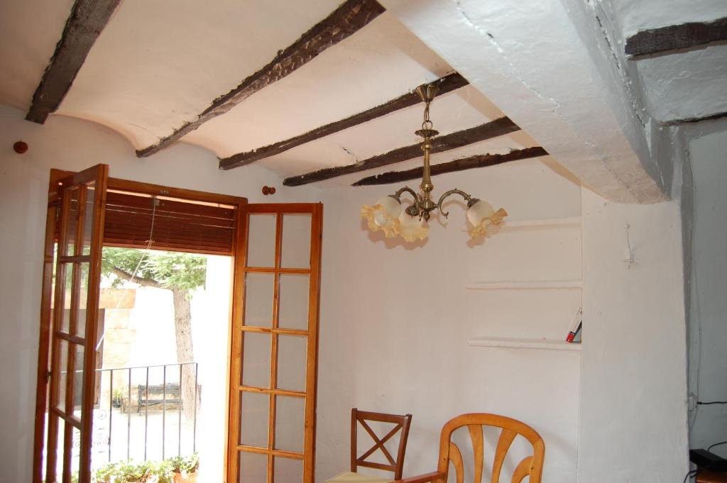 comedor con lámpara de araña y ventana en Casa de Amparo y José Manuel, en Pavías